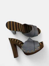 Luxurious wooden-soled flip