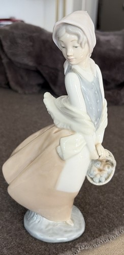 Nao lladro graceful - by,