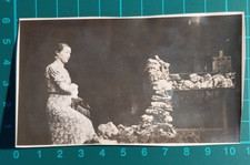 FOTO DONNA VESTITO A FIORI CON MACCHINARIO PARTICOLARE 1940 -50 C. ( F 38 )