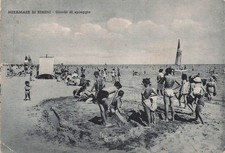 28-76) CARTOLINA MIRAMARE RIMINI GIOCHI SPIAGGIA ( PISTA BIGLIE ? ) ANIMATA VG