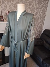 Zoom UAE STYLE ABAYA pulsante