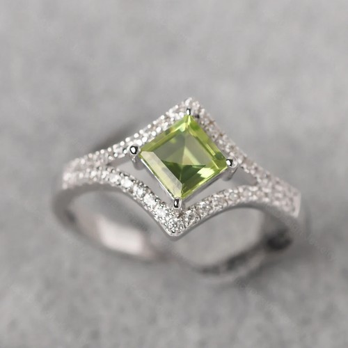 Anello donna design peridoto
