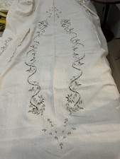 Stupenda tovaglia ricamata a