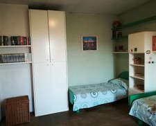 Camera x per ragazzi composta da due letti, due armadi, libreria e scrivania