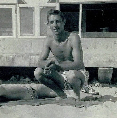 Uomo sorridente nella sabbia