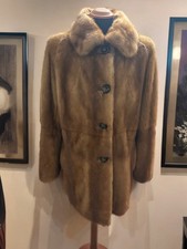 Cappottino Visone Gold , Con Spacco Sul Dietro  e Quattro Bottoni