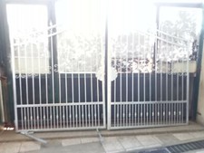 Cancello arcato in ferro pieno liscio con lamiera. (SCONTATO AL 50%) 