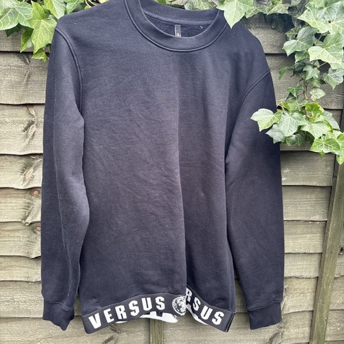 Versace versus felpa nera