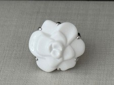 Anello camélia in oro bianco Chanel