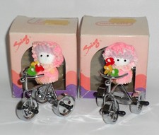 LOTTO 2 MINI BAMBOLINE ROSA SU TRICICLO CON FIORELLINI HAPPY DAYS VINTAGE  '80