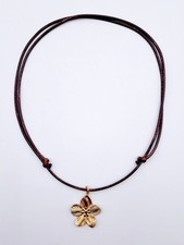 Collana choker cordino marrone regolabile ciondolo fiore acciaio dorato donna
