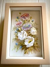 Quadro ricamato con nastri In Rilievo Cornice Legno 25x35cm HomeDecorArtigianale