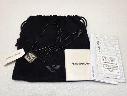 Collana nera con - , logo