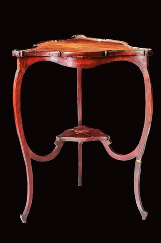 Antico tavolino triangolare