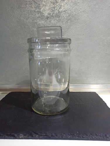 Antico barattolo con coperchio