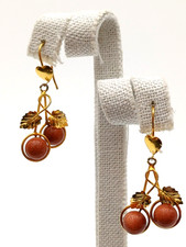 ORECCHINI DORATI , PENDENTI CON PIETRA  DEL SOLE NATURALE