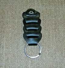 Portachiavi da uomo artigianale in pelle nera intrecciato con anello 