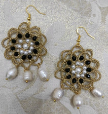 orecchini al chiacchierino con pietre nere e perle bianche ganci in argento 