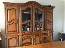 mobile tinello con vetrina più tavolo in legno massello e sedie impagliate