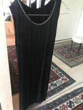 abito nero, tg S,con frange,girocollo,usato pochissimo causa cambio taglia