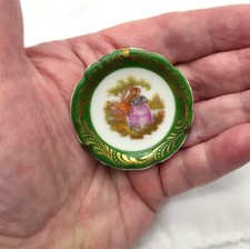 Piatto e supporto miniatura porcellana Limoges coppia corteggiamento vittoriano verde #1
