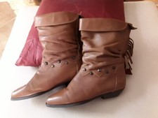 Stivali in pelle marrone con borchie in metallo brunito, n. 38, come nuovi