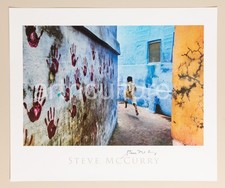 Steve McCurry - Boy in Mid