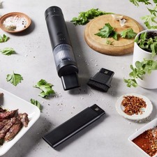 Aspirabriciole cordless Zwilling Xtend con base di ricarica e accessori.