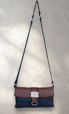 Borsa a tracolla pelle e jeans