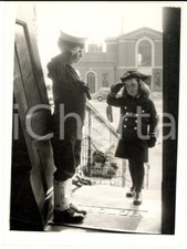 1953 PORTSMOUTH Little Amanda COPPINS comes aboard HMS VICTORY *Photo 15x20 cm