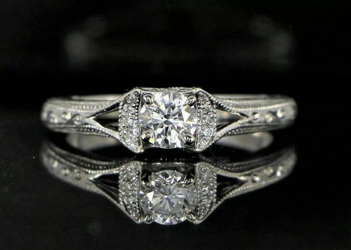 Anello antico rotondo creato