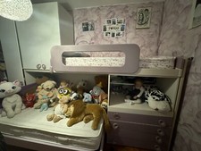 cameretta bambina con soppalco viola e bianco 