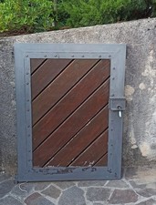 Moderno cancello pedonale in ferro con inserti in legno