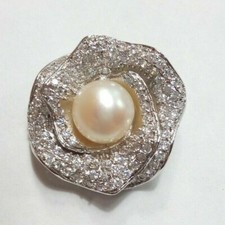 CIONDOLO FIORE CON PAVE' DI ZIRCONI E PERLA (PRP0176)