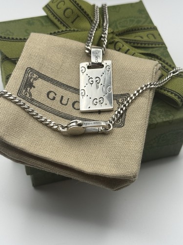 Collana con ciondolo fantasma