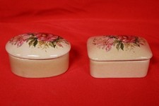 Coppia coordinata di scatole portagioie decorate a motivi floreali 