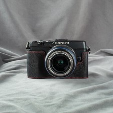 Custodia mezza fotocamera in vera pelle fatta a mano per Olympus E-P5 EP5 nuova