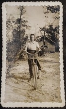 Vecchia foto d'epoca anni '30 di donna in bicicletta con "S" e fienile in legno 🏕