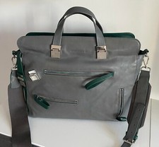 Giovanile  particolare cartella  pelle  grigia e verde  linea  Opera   PIQUADRO