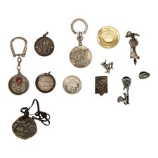 Set 12 pezzi vintage collezione: portachiavi, medaglie, spillini, ciondoli epoca