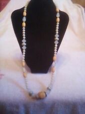 Collana lunga,multicolore e di varia composizione.Lunga circa 80 cm,con perle