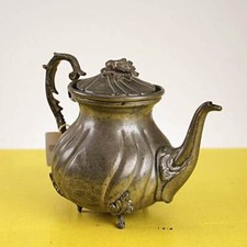 teiera in peltro vintage con decori floreali