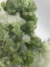 Cristalli diopside verdi