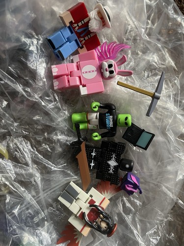 Roblox figurines random - roblox,
