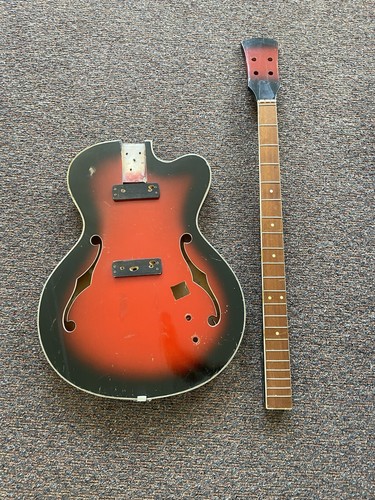 Basso elettrico semiacustico