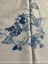 Tovaglia Oppure Centro Tavola ricamo fatti A Mano Con Frutti Filo Blu Sfumati