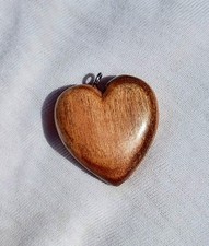 Ciondolo Cuore intagliato mano in legno di Albicocco 