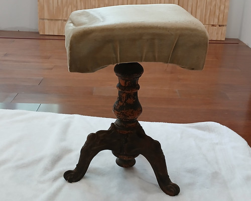 Antico sgabello organo