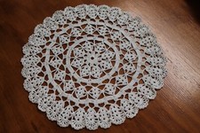 Centrino nuovo all'uncinetto a