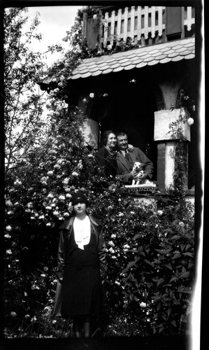 Portrait couple home young - +,